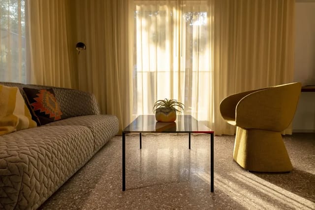 High-gloss rock-cut concrete floor with full aggregate exposure in a residential interior Rock-cut polished concrete floor in a luxury living room with high-gloss finish
